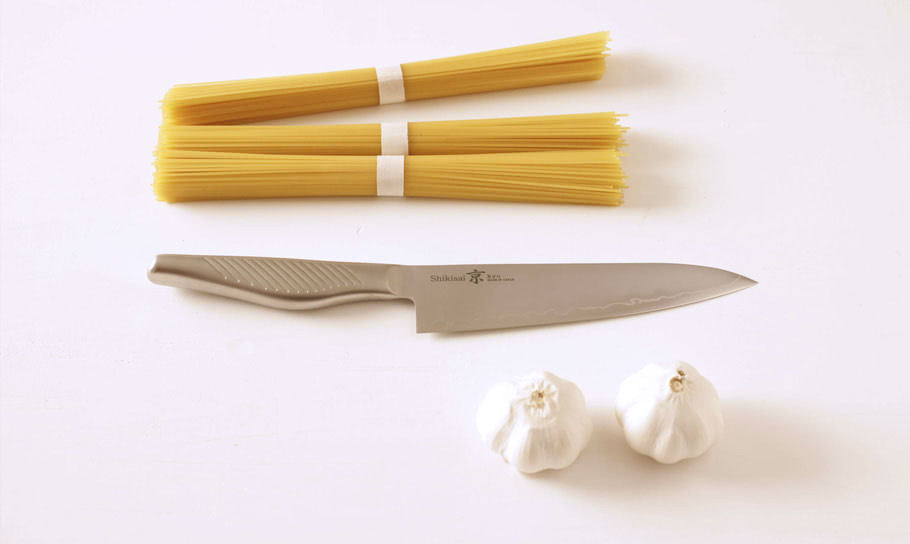 Messer mit Spaghetti und Knoblauch